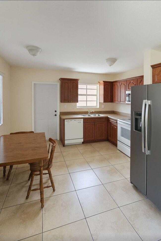 Foto del edificio - 3392 SW 24th St