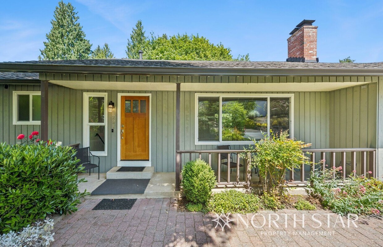 Primary Photo - Beautiful Lake Oswego Ranch Home in Red Fo...