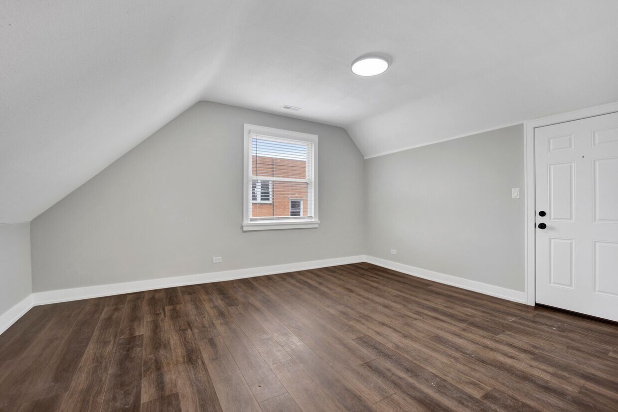 Primary Photo - 3040 W Medill Ave