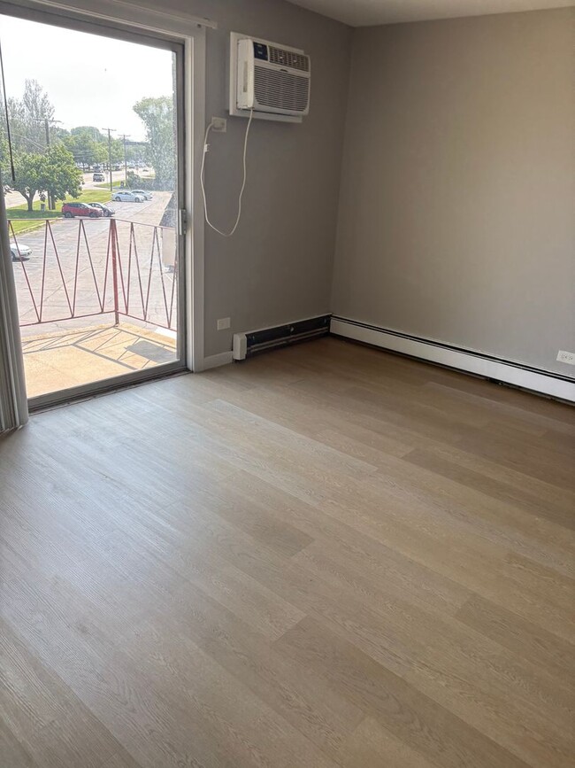 Building Photo - Updated 2 Bedroom | Private Balcony | On-Site Laundry