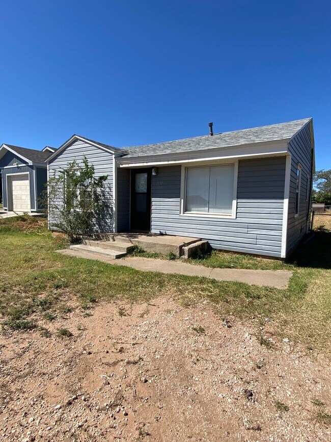 Building Photo - 2 bed 1 bath now available near Chatman Park