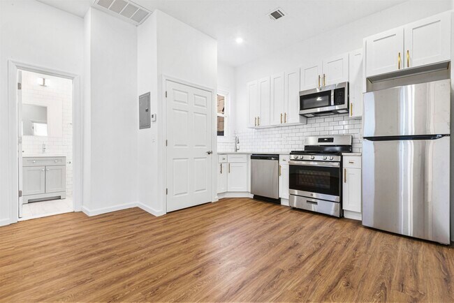 Building Photo - 33 Stagg St