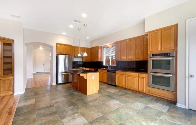 Building Photo - Large 4 Bedroom Home in Woodland