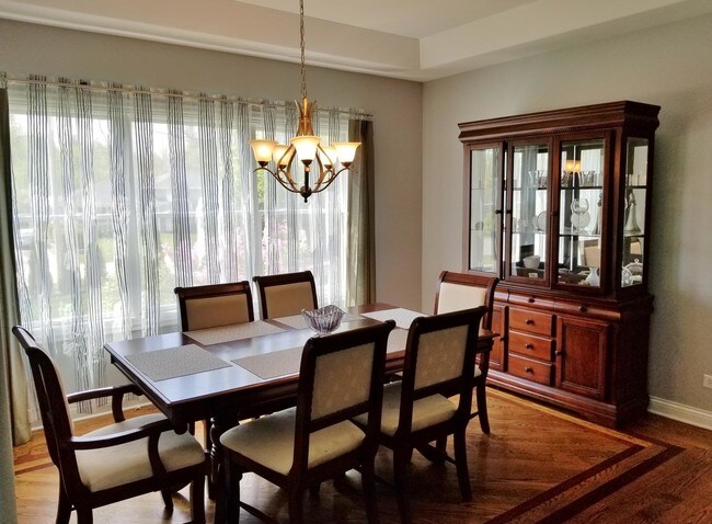Foto del edificio - 4 bedroom in Downers Grove IL 60516