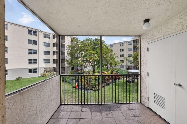 Building Photo - 8353 Lake Dr
