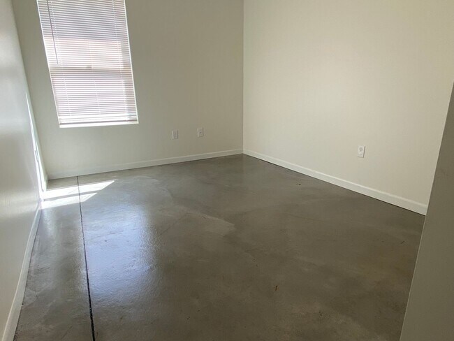 Foto del edificio - 3 Bedroom DUPLEX with Garage  - Move In Sp...