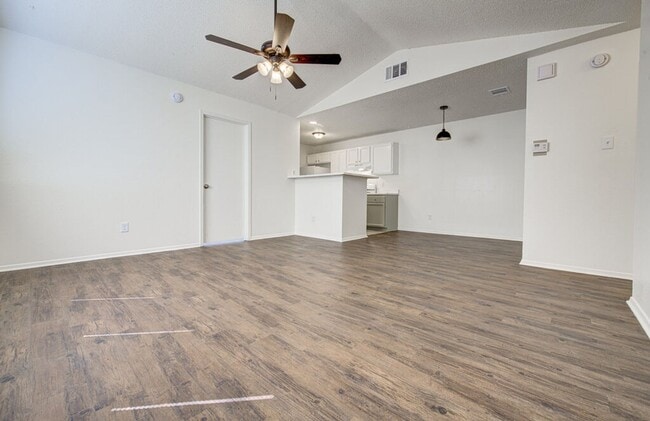 Foto del edificio - 8120 West Gate Blvd