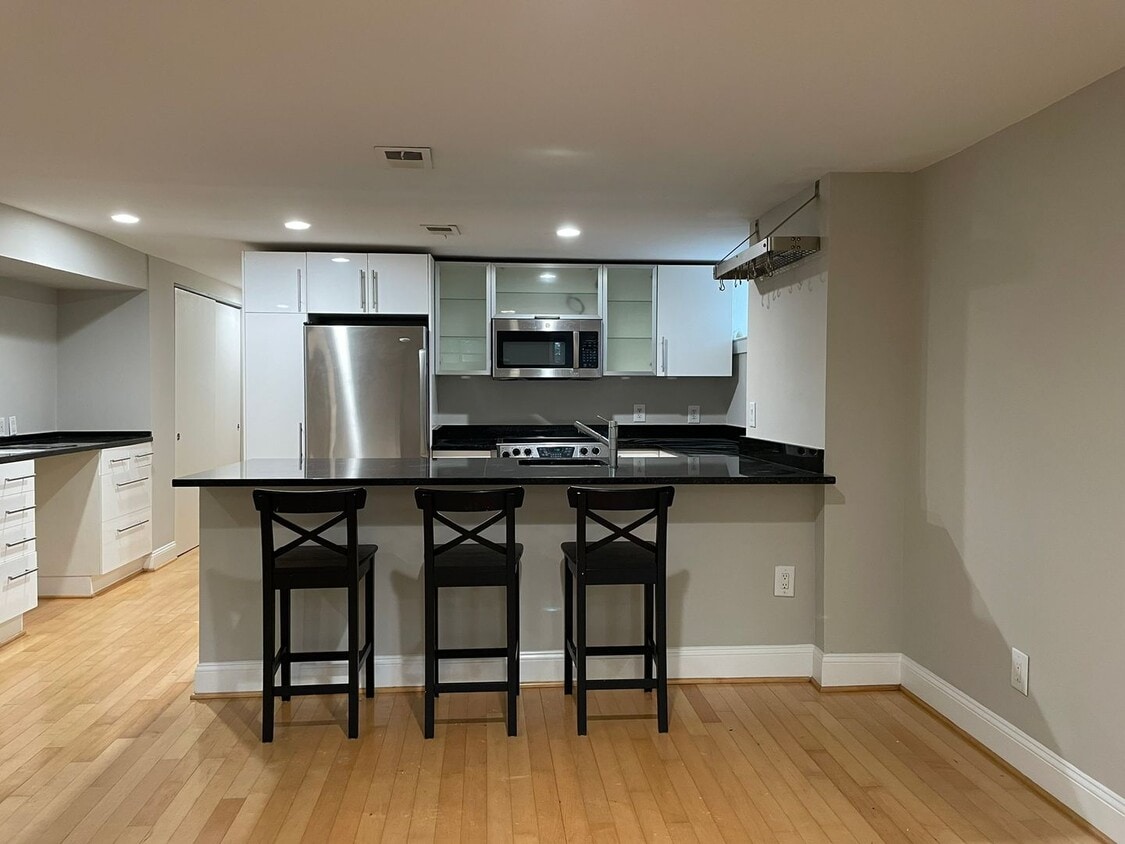 Primary Photo - 721 E St NE
