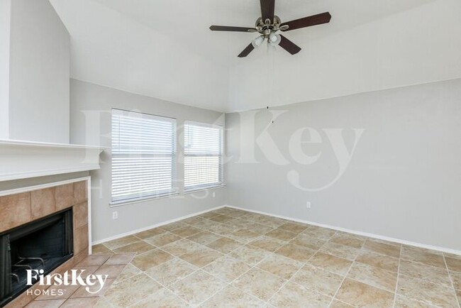Foto del edificio - 8201 Cedarcrest Ln