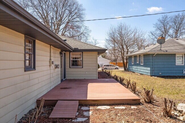Foto del edificio - Amazing 4-Bedroom Retreat with 2 Full Baths and 2400 Sq Ft of Space in Minneapolis. 9/1