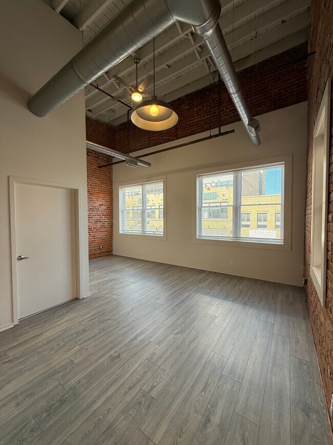 Building Photo - 209 S 4th Ave