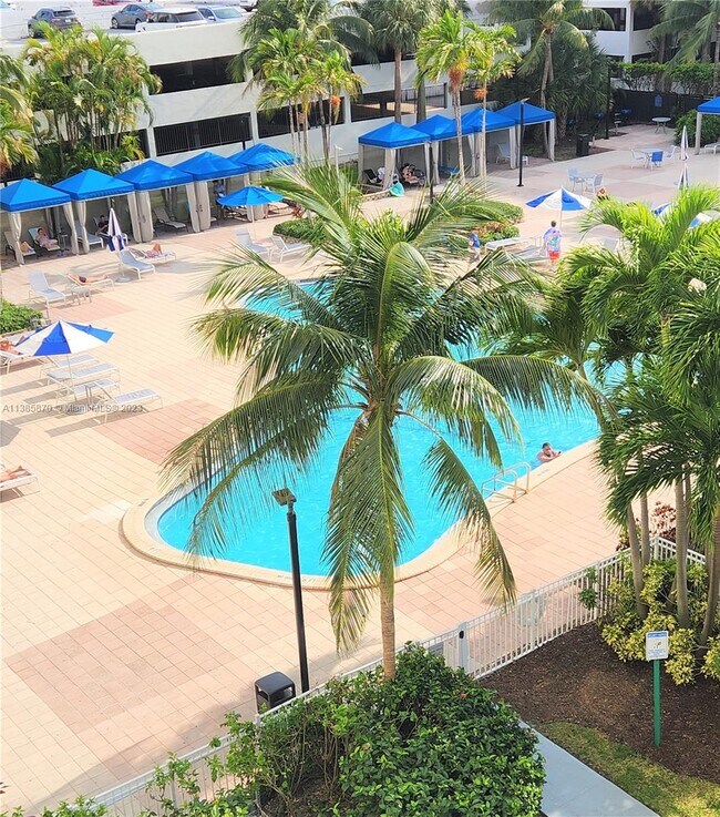 Foto del edificio - 19370 Collins Ave