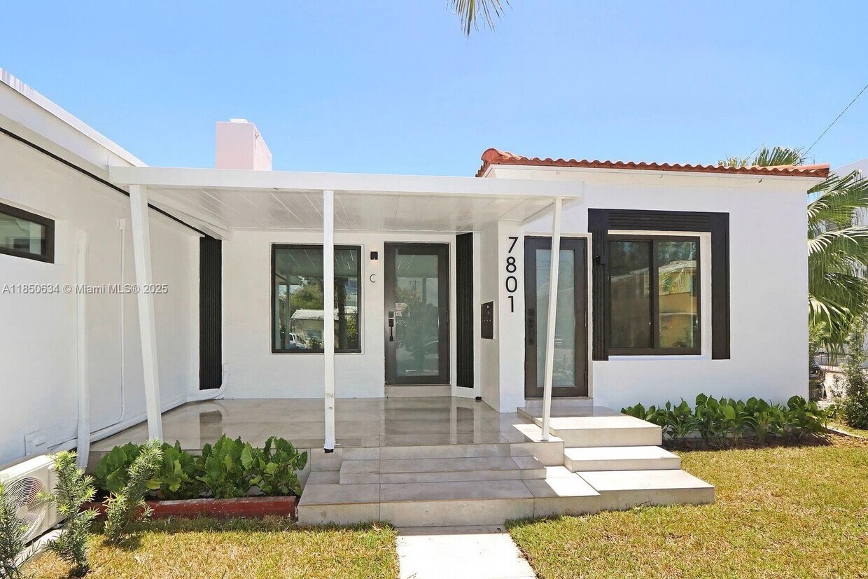 Foto principal - 7801 Byron Ave