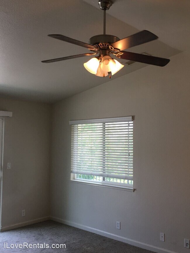 Building Photo - 3279 Rockin M Dr