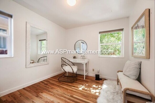 Foto del edificio - Harvard/Yale 3 bed 2 bath Brick home