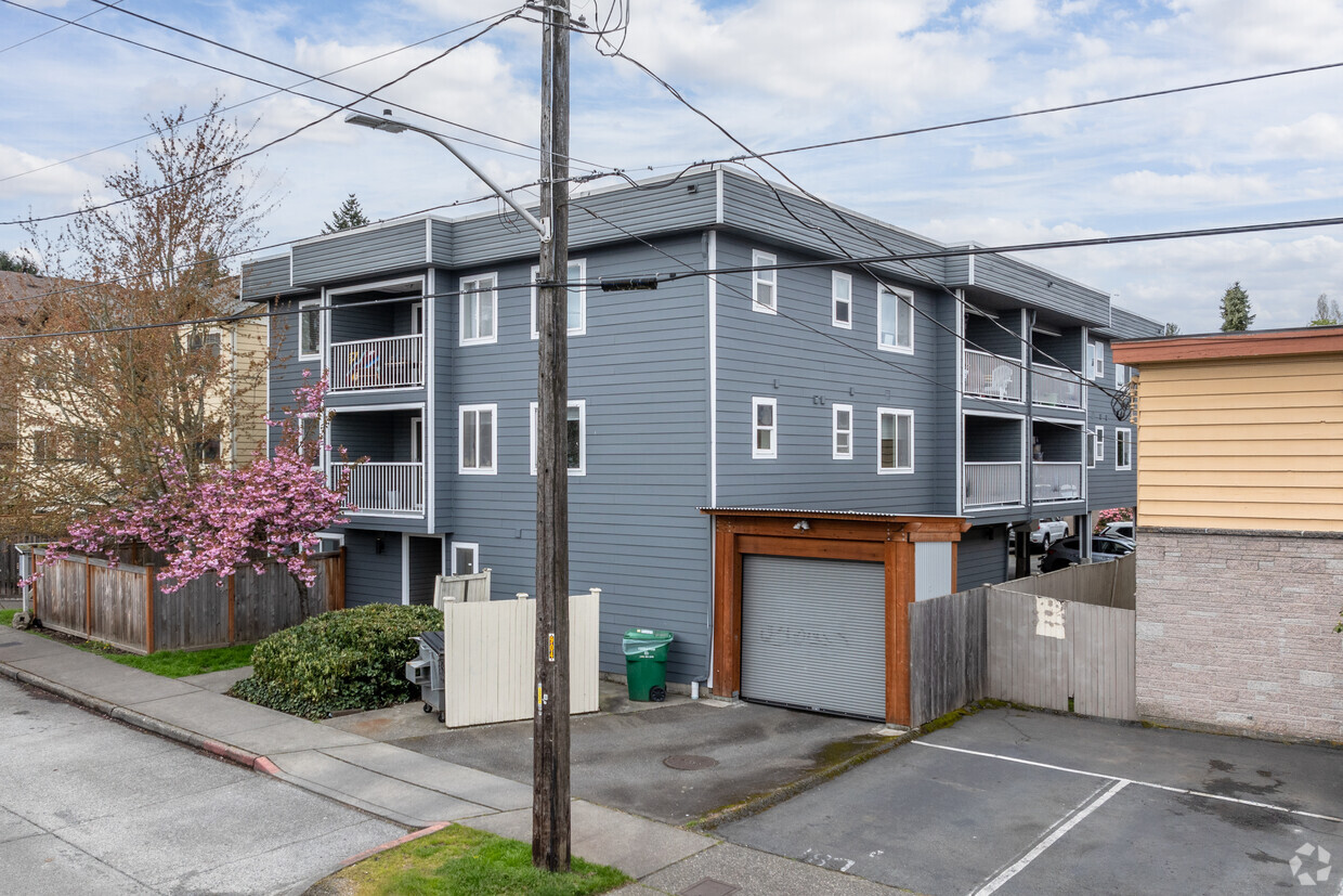 910 95th St Seattle, WA 98103 - 910 95th St