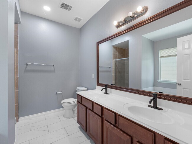 Foto del edificio - 6131 Settlers Lake Cir W