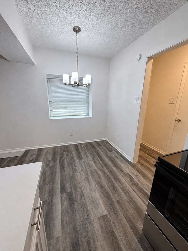 Foto del edificio - 3-Bedroom, 2 Bath Single Family for Rent in Arlington, TX | Attached Garage & Modern Kitchen
