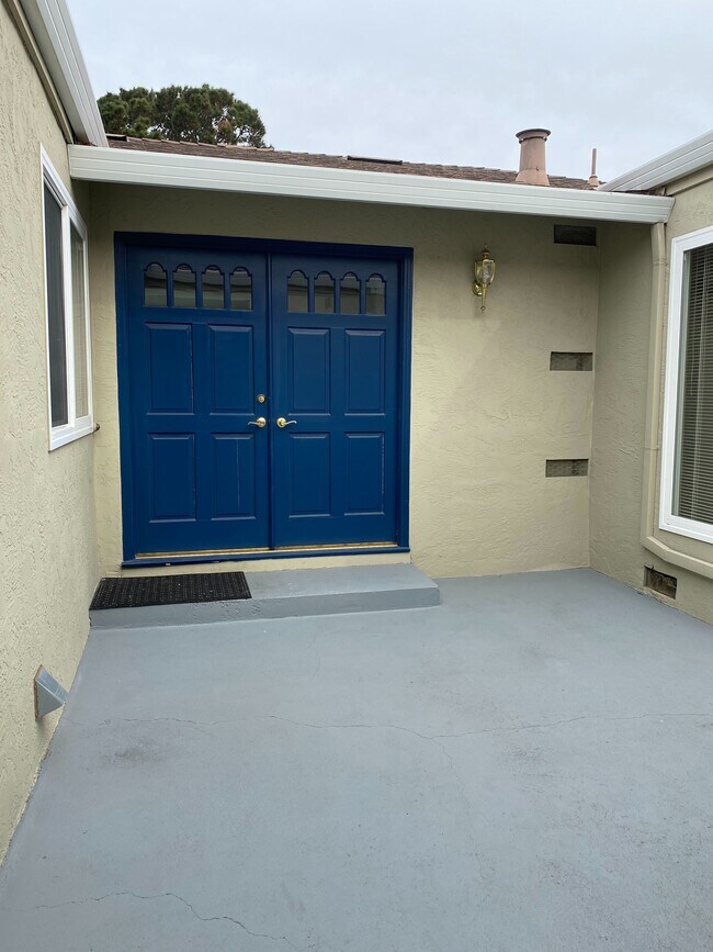Building Photo - 323 Pompano Cir