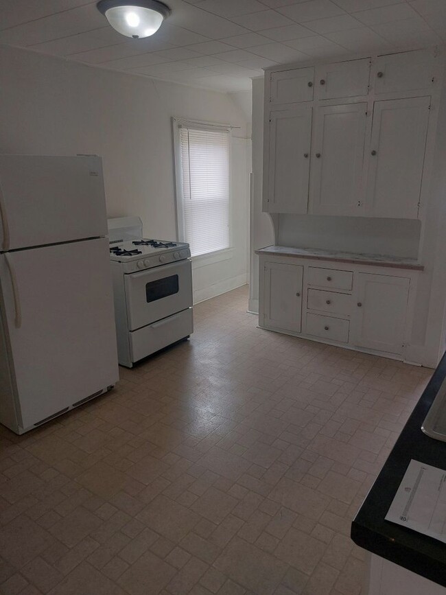 Foto del edificio - Updated 2 Bedroom Upper in Quiet Building