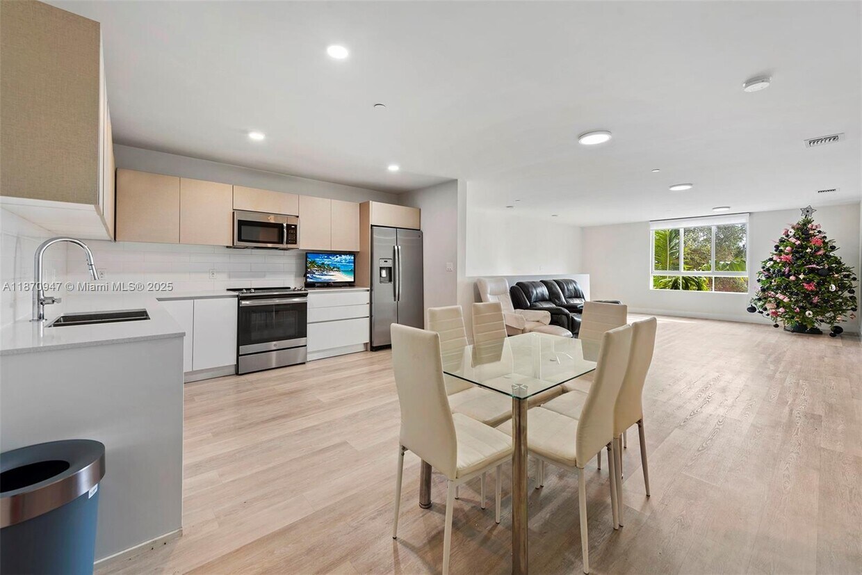 Foto principal - 2505 NE 193rd St