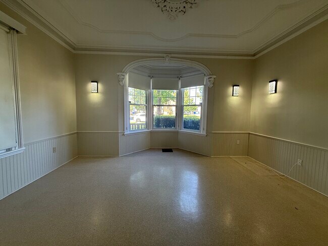 Photo du bâtiment - FOR RENT:732 Wellington St. – Available NOW!