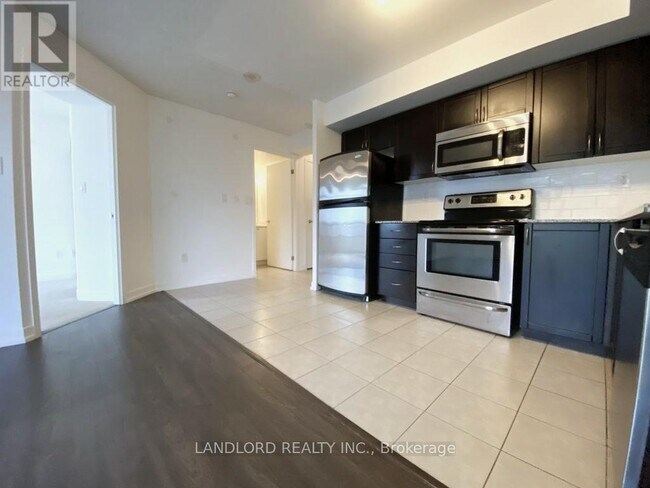 Photo du bâtiment - 816-816 Lansdowne Ave