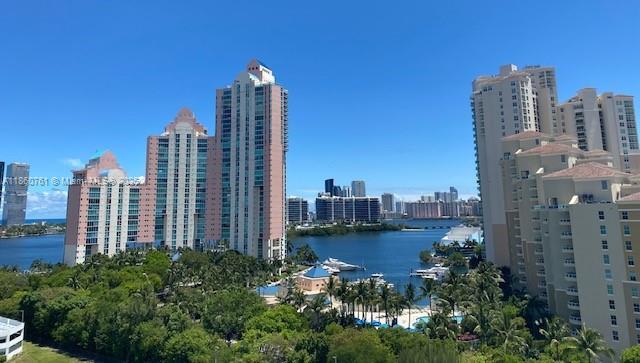 Foto del edificio - 3300 NE 191st St