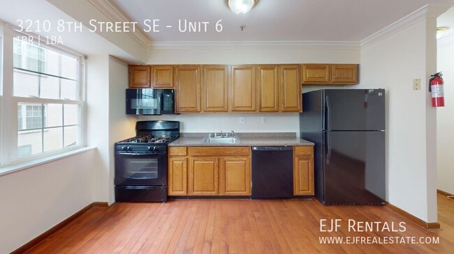 Building Photo - Gated Community! One Bedroom W/Parking Inc...