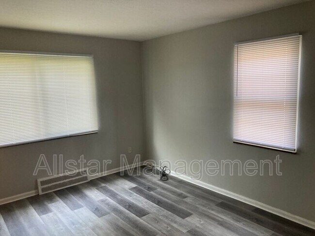 Foto del edificio - 21200 Crystal Ave