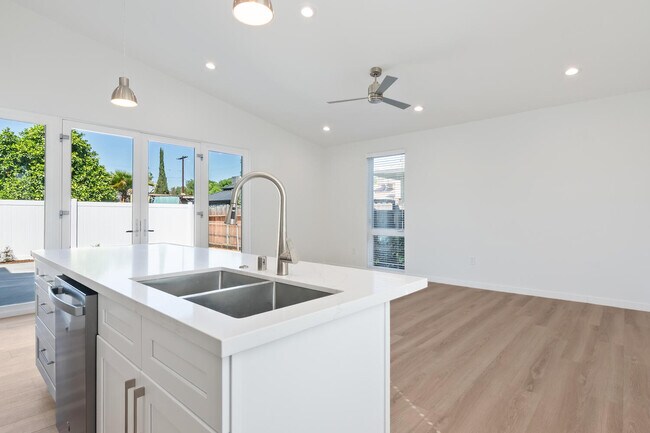 Foto del edificio - 15912 Vose St