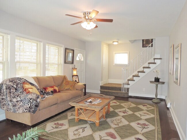 Foto del edificio - Completely Renovated 5 Bedroom - 1.5 Bath ...