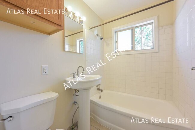 Building Photo - Beautiful 1 Bed Home near DU with Wood Flo...