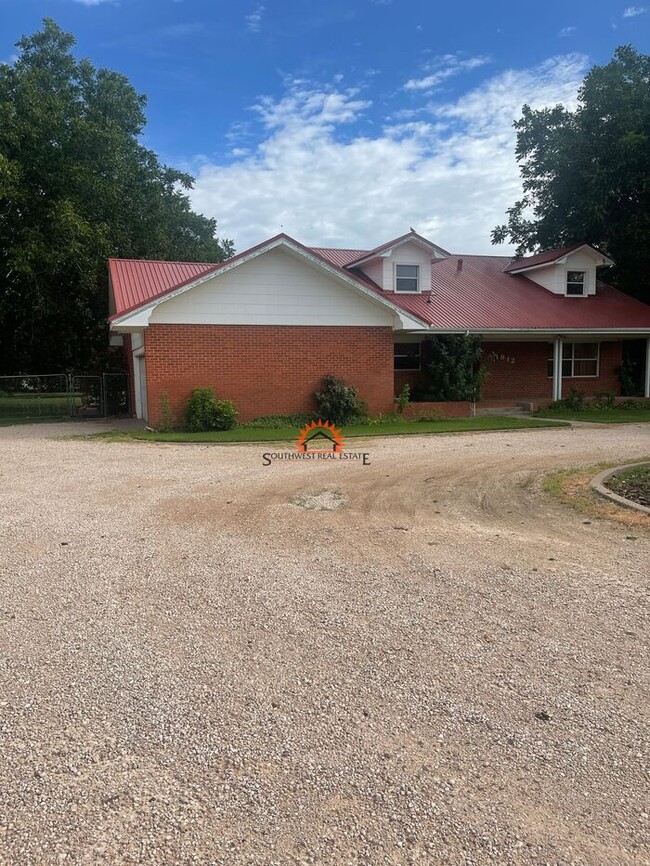 Building Photo - Classic 2 story home on 3 acres in Clovis