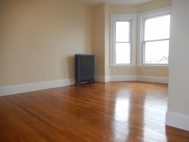 Building Photo - 325 Saratoga St