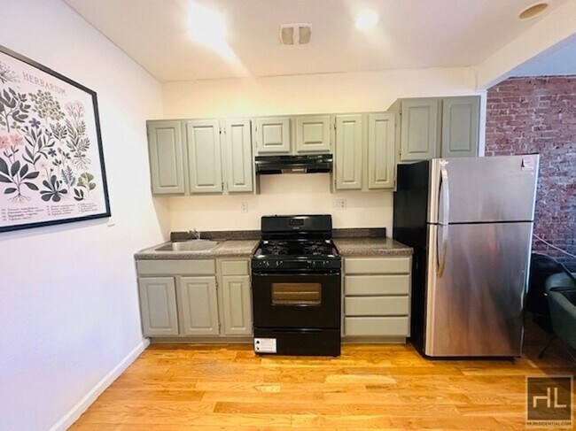 Building Photo - Enormous Floor Through 3 Bed/1.5 Bath in C...