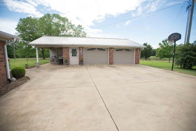 Building Photo - 105 Jones Ln