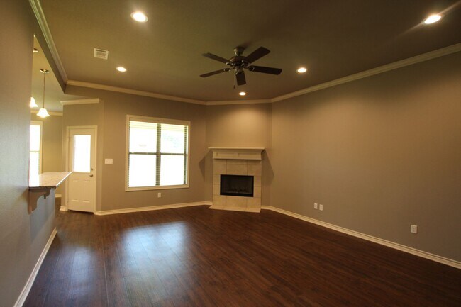 Building Photo - Beautiful 3 Bedroom 2 Bath Coming Soon in ...