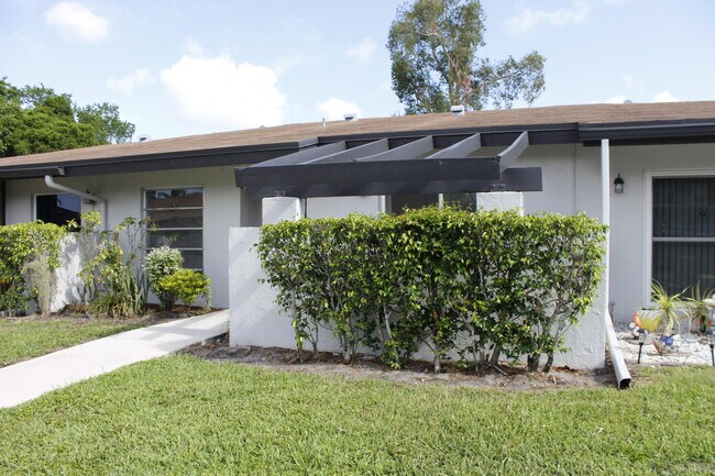 Foto del edificio - 5620 Queen Palm Ct