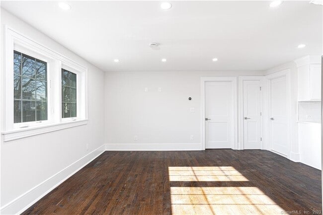 Building Photo - 40 Poe Ct