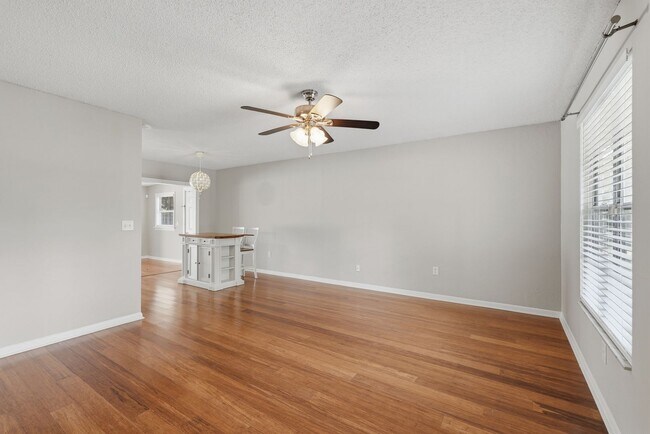 Building Photo - Quiet neighborhood, Centrally located, 3 bedroom 2 bath home in NW