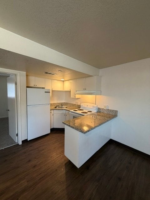 Building Photo - 3044 N Fruit Ave