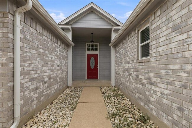 Building Photo - 206 Evergreen Cir
