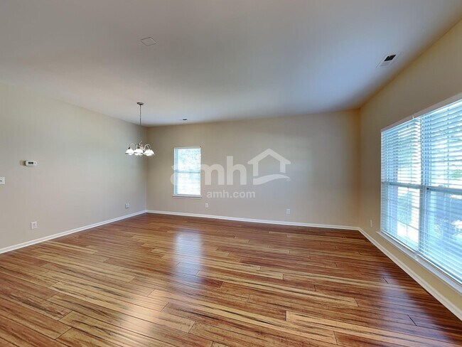 Building Photo - 2015 Bridleside Dr