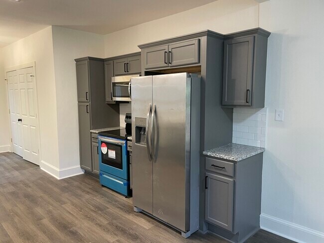 Building Photo - Totally remodeled 2 bedroom 2 Bath Home Ne...
