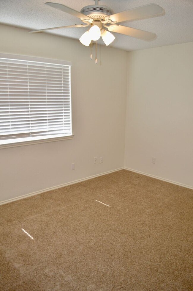 Foto del edificio - Super Cute 2 bed 1 bath located in a quiet...