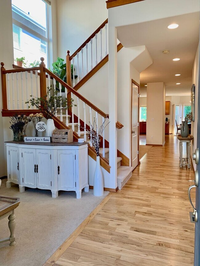 Building Photo - 5 BD home Close to Canyon Park Bothell