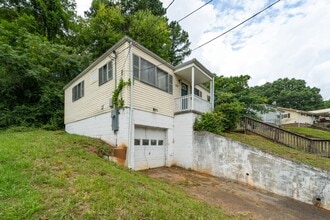 Building Photo - 213 Pine St