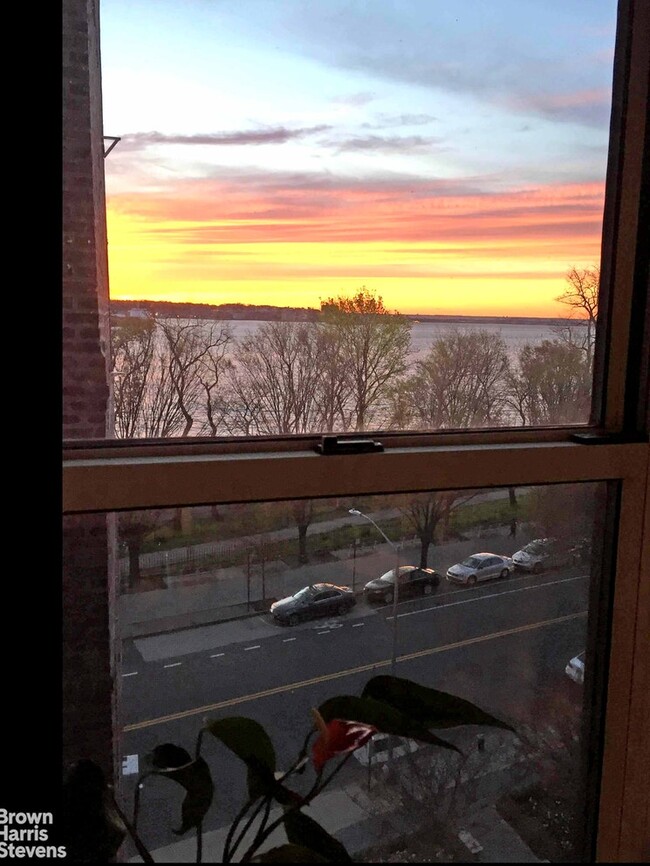 Foto del edificio - 8701 Shore Rd