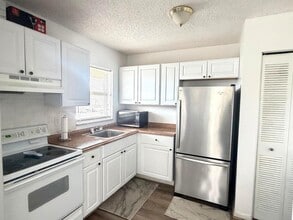 Building Photo - 406 Lakeside Dr